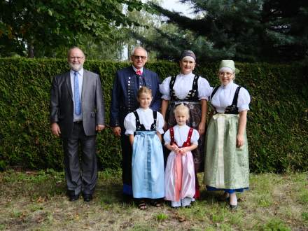 Gospodarze tegorocznych dożynek z wnuczkami, Burmistrz Strumienia Anna Grygierek i przewodniczący Rady Miejskiej Czesław Greń