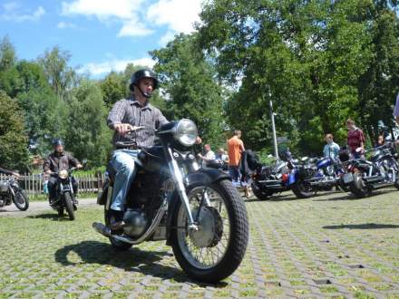 zabytkowe motocykle w parku