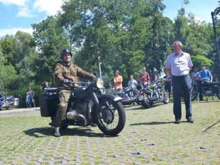 zabytkowe motocykle w parku