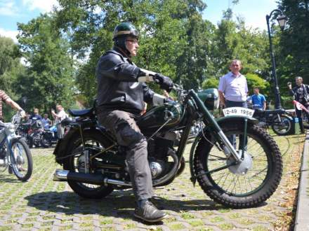 zabytkowe motocykle w parku