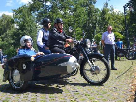 zabytkowe motocykle w parku