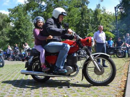 zabytkowe motocykle w parku