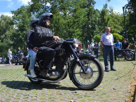 zabytkowe motocykle w parku