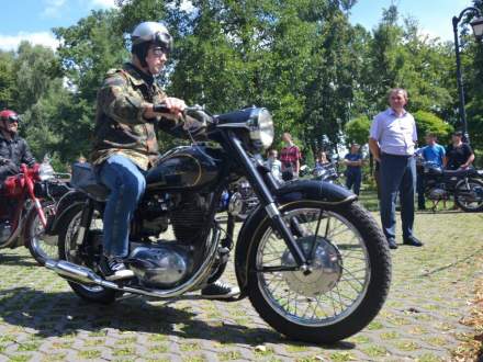 zabytkowe motocykle w parku