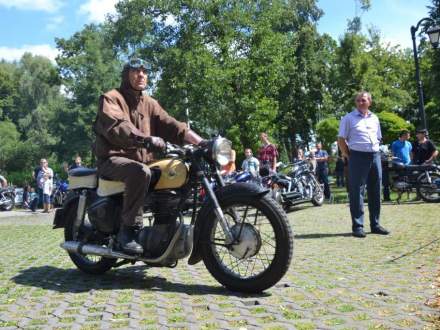 zabytkowe motocykle w parku