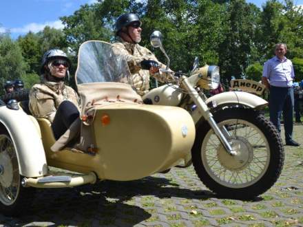 zabytkowe motocykle w parku