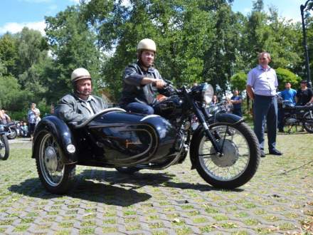 zabytkowe motocykle w parku