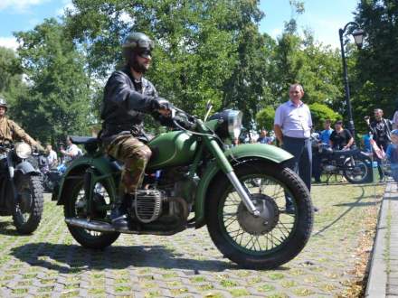 zabytkowe motocykle w parku