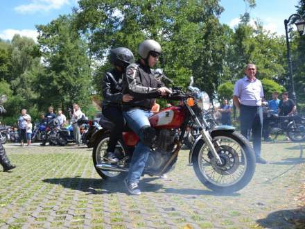 zabytkowe motocykle w parku