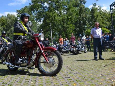 zabytkowe motocykle w parku