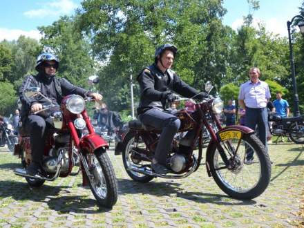 zabytkowe motocykle w parku