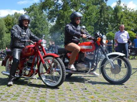 zabytkowe motocykle w parku