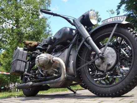 zabytkowe motocykle w parku