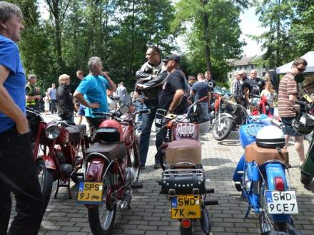 zabytkowe motocykle w parku