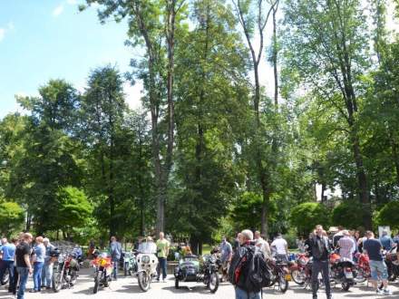 zabytkowe motocykle w parku