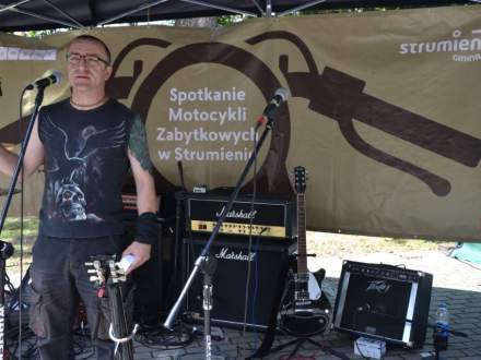 zabytkowe motocykle w parku