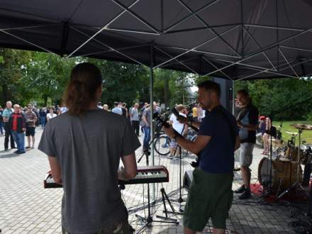 zabytkowe motocykle w parku