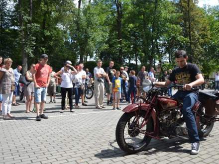 zabytkowe motocykle w parku