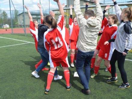 Dziewczęta z Gimnazjum w Strumieniu mistrzyniami powiatu w piłce nożnej