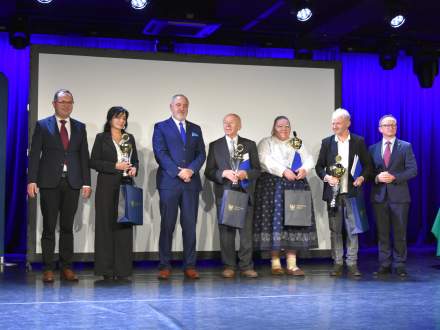 Maria Michalczyk wraz z innymi laureatami na scenie