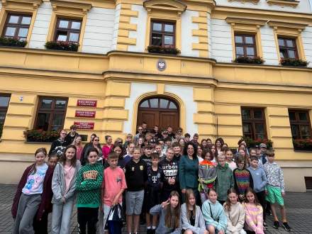 Zdjęcie grupowe przed Ratuszem w Strumieniu