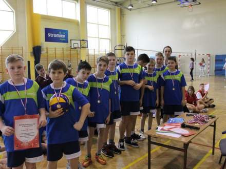 Turniej mini piłki siatkowej szkół podstawowych Zdj. www.sport.strumien.pl