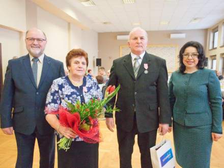Wręczono medale za długoletni staż małżeński