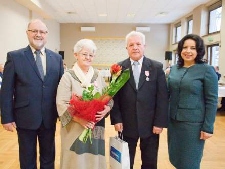 Wręczono medale za długoletni staż małżeński