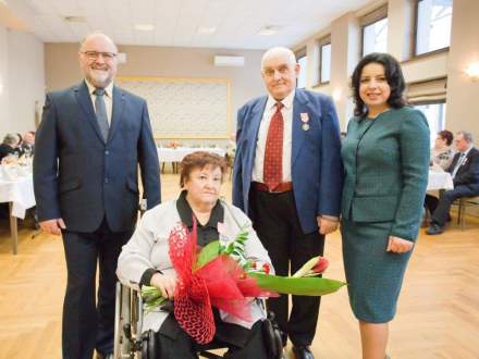 Wręczono medale za długoletni staż małżeński