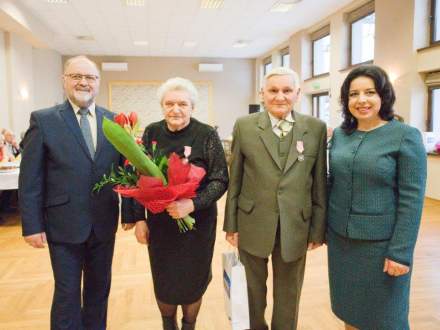 Wręczono medale za długoletni staż małżeński