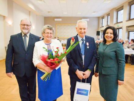 Wręczono medale za długoletni staż małżeński