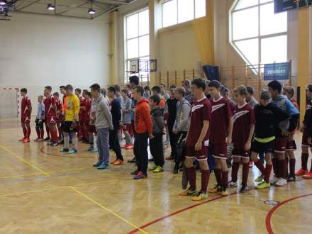 Zawodnicy w hali sportowej w Strumieniu