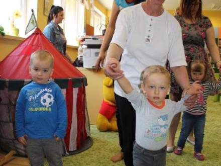 Gupa zabawowa bawi małych i dużych