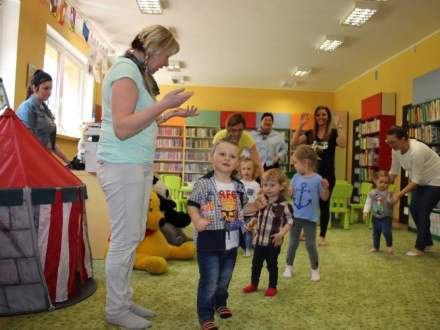 Gupa zabawowa bawi małych i dużych