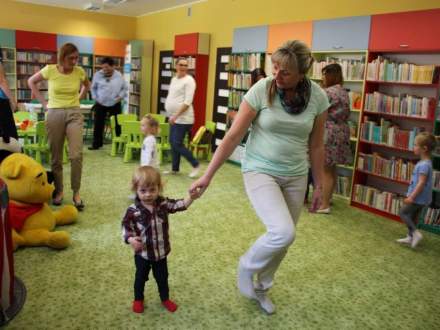 Gupa zabawowa bawi małych i dużych