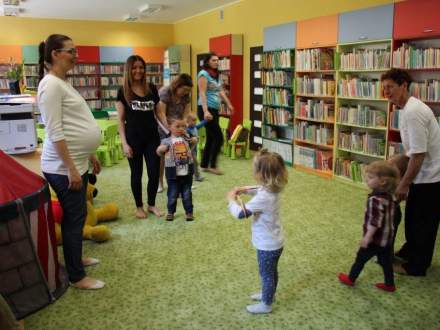 Gupa zabawowa bawi małych i dużych