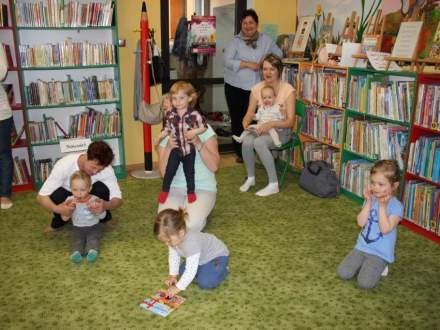 Gupa zabawowa bawi małych i dużych