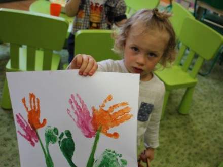 Gupa zabawowa bawi małych i dużych