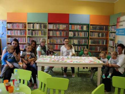 Gupa zabawowa bawi małych i dużych