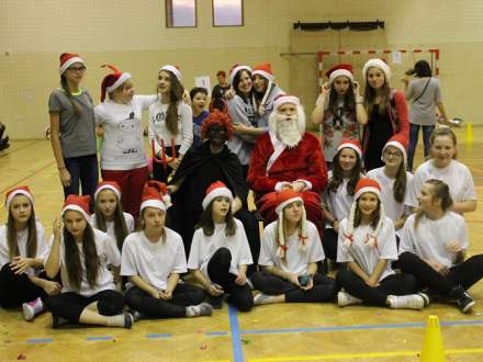 Mikołaj na Hali Sportowej. Więcej zdjeć www.sport.strumien.pl