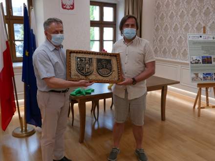 Wizyta przedstawicieli Gminy Rabča - przekazanie płaskorzeźby herbów