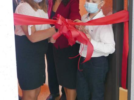 Przecięcie wstęgi przez Burmistrz Strumienia i uczniów SP w Zabłociu