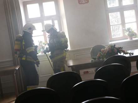 Próbna ewakuacja przeciwpożarowa w Urzędzie Miejskim w Strumieniu