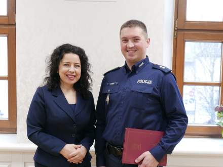 Burmistrz Strumienia Anna Grygierek oraz nowy Zastępca Komendanta Komisariatu Policji w Strumieniu podkom. Adam Łosiński