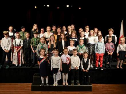 Uczestnicy konkursu recytatorsko - wokalnego "Jakże nie pamiętać"