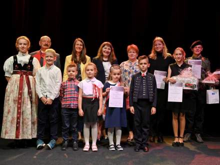 Uczestnicy konkursu recytatorsko - wokalnego "Jakże nie pamiętać"