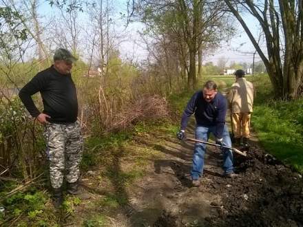 Drogomyslanie uprzatneli ścieżkę rowerową fot. edrogomysl.pl