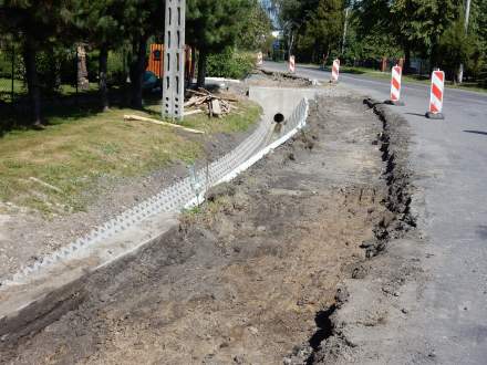 Trwają prace przy budowie chodnika