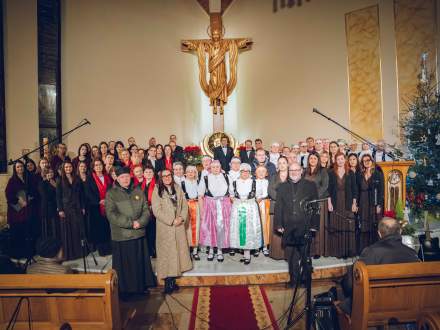 Zdjęcie grupowe zespołów występujących podczas Gminnego Kolędowania