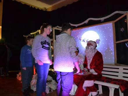 Mikołaj z dziećmi ze świetlic środowiskowych